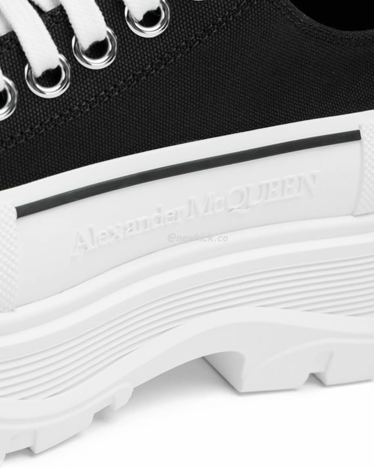 Alexander Mcqueen Tread Slick Low Lace Up Black White (7) - newkick.app